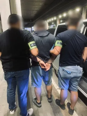 Dwa podobne przestępstwa, oszukani seniorzy i mężczyźni wynajęci do odbierania pieniędzy. Policjanci odzyskali gotówkę i zatrzymali osoby biorące udział w oszustwie