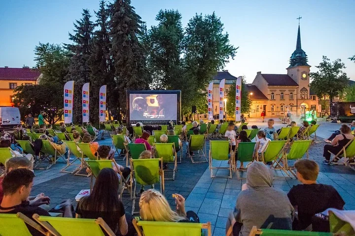 Jaś Fasola, Ralph i Axel Foley zawitają do Skawiny - letnie kino plenerowe wraca do amfiteatru