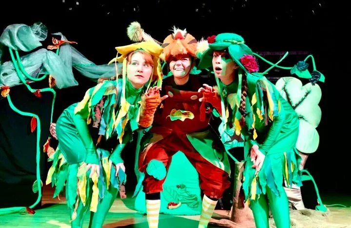 Szara mgła, zielony liść i teatr dla małych detektywów w Skawinie