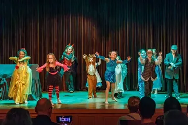 Teatr Mrówy wpadł z „Zagadką” do Pałacyku „Sokół” i porwał widownię